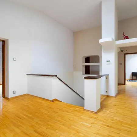 Huge - 7 Bedrooms - *